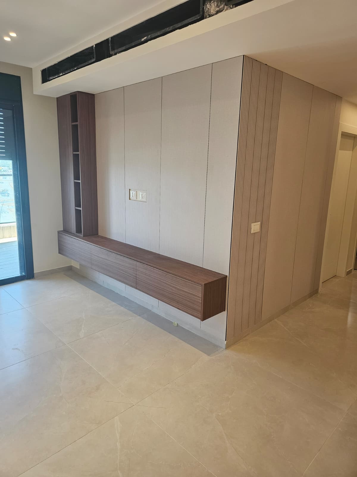 מזנונים לסלון — עבודת נגרות בהתאמה אישית מבית א׳ אדר (14)